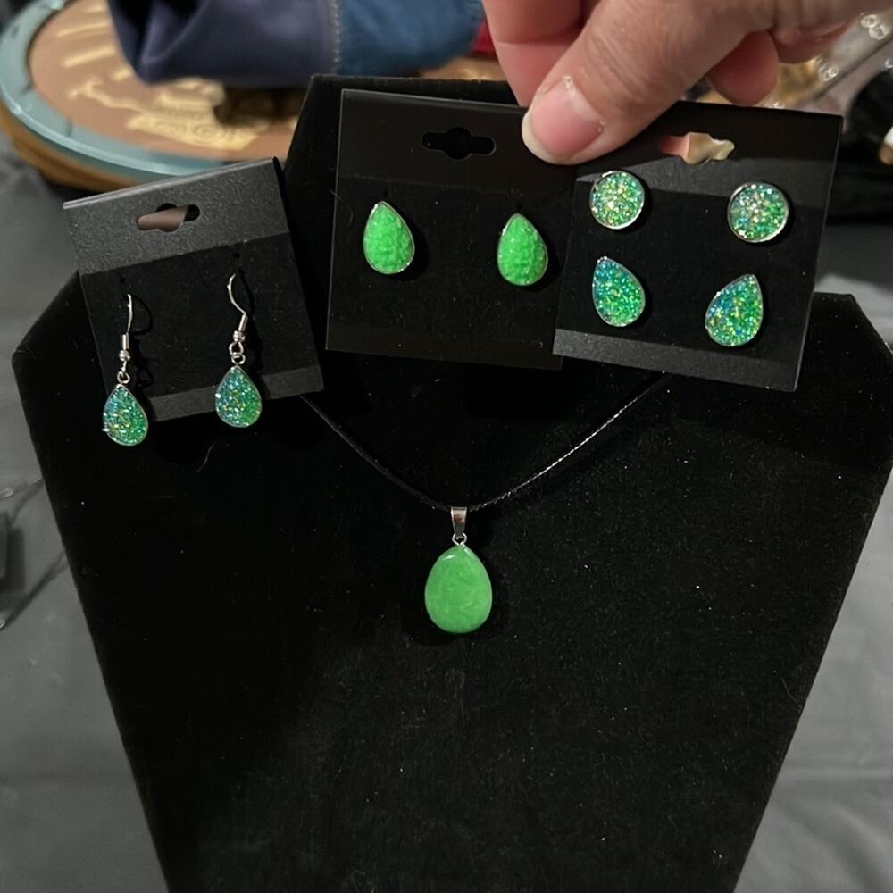 NECKLACE with stone pendant & sparkly earrings!pretty green color!